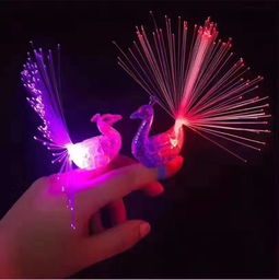 夜间公园摆摊记 发光指尖孔雀的光影魔法